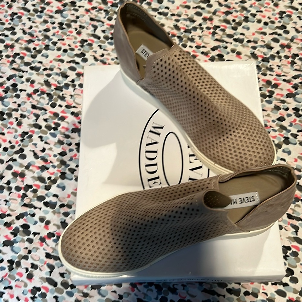 NWT Steve Madden Wrath Perforated Faux Suede pull on sneaker built in wedge